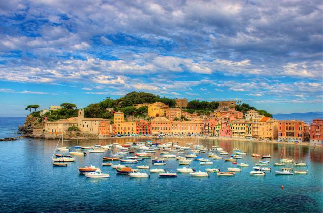 <strong>Baía do Silêncio</strong> Quem toma conta da água na <em>Baia del Silenzio</em>, na região de Sestri Levante, não são os banhistas, mas sim as centenas de barquinhos de pesca que já são típicos do local. O contraste das casinhas coloridas com o azul do mar encanta qualquer um que passa, e rende belas fotos. Apesar de ser uma praia de pescadores, os turistas também conseguem aproveitar os dias, em uma estreita faixa de areia. <em><a href="https://www.booking.com/searchresults.en-gb.html?aid=332455&lang=en-gb&sid=eedbe6de09e709d664615ac6f1b39a5d&sb=1&src=searchresults&src_elem=sb&error_url=https%3A%2F%2Fwww.booking.com%2Fsearchresults.en-gb.html%3Faid%3D332455%3Bsid%3Deedbe6de09e709d664615ac6f1b39a5d%3Bcity%3D-112496%3Bclass_interval%3D1%3Bdest_id%3D-130244%3Bdest_type%3Dcity%3Bdtdisc%3D0%3Bfrom_sf%3D1%3Bgroup_adults%3D2%3Bgroup_children%3D0%3Binac%3D0%3Bindex_postcard%3D0%3Blabel_click%3Dundef%3Bno_rooms%3D1%3Boffset%3D0%3Bpostcard%3D0%3Braw_dest_type%3Dcity%3Broom1%3DA%252CA%3Bsb_price_type%3Dtotal%3Bsearch_selected%3D1%3Bsrc%3Dsearchresults%3Bsrc_elem%3Dsb%3Bss%3DStintino%252C%2520%25E2%2580%258BSardinia%252C%2520%25E2%2580%258BItaly%3Bss_all%3D0%3Bss_raw%3DStintino%3Bssb%3Dempty%3Bsshis%3D0%3Bssne_untouched%3DCala%2520Gonone%26%3B&ss=Sestri+Levante%2C+%E2%80%8BLiguria%2C+%E2%80%8BItaly&ssne=Stintino&ssne_untouched=Stintino&city=-130244&checkin_monthday=&checkin_month=&checkin_year=&checkout_monthday=&checkout_month=&checkout_year=&no_rooms=1&group_adults=2&group_children=0&highlighted_hotels=&from_sf=1&ss_raw=Sestri+Levante&ac_position=0&ac_langcode=en&dest_id=-129637&dest_type=city&place_id_lat=44.26985&place_id_lon=9.393159&search_pageview_id=4914909180e4006d&search_selected=true&search_pageview_id=4914909180e4006d&ac_suggestion_list_length=5&ac_suggestion_theme_list_length=0" target="_blank" rel="noopener">Busque hospedagens em Sestri Levante no Booking.com</a></em> <strong>Baía do Silêncio</strong> Quem toma conta da água na <em>Baia del Silenzio</em>, na região de Sestri Levante, não são os banhistas, mas sim as centenas de barquinhos de pesca que já são típicos do local. O contraste das casinhas coloridas com o azul do mar encanta qualquer um que passa, e rende belas fotos. Apesar de ser uma praia de pescadores, os turistas também conseguem aproveitar os dias, em uma estreita faixa de areia. <em><a href="https://www.booking.com/searchresults.en-gb.html?aid=332455&lang=en-gb&sid=eedbe6de09e709d664615ac6f1b39a5d&sb=1&src=searchresults&src_elem=sb&error_url=https%3A%2F%2Fwww.booking.com%2Fsearchresults.en-gb.html%3Faid%3D332455%3Bsid%3Deedbe6de09e709d664615ac6f1b39a5d%3Bcity%3D-112496%3Bclass_interval%3D1%3Bdest_id%3D-130244%3Bdest_type%3Dcity%3Bdtdisc%3D0%3Bfrom_sf%3D1%3Bgroup_adults%3D2%3Bgroup_children%3D0%3Binac%3D0%3Bindex_postcard%3D0%3Blabel_click%3Dundef%3Bno_rooms%3D1%3Boffset%3D0%3Bpostcard%3D0%3Braw_dest_type%3Dcity%3Broom1%3DA%252CA%3Bsb_price_type%3Dtotal%3Bsearch_selected%3D1%3Bsrc%3Dsearchresults%3Bsrc_elem%3Dsb%3Bss%3DStintino%252C%2520%25E2%2580%258BSardinia%252C%2520%25E2%2580%258BItaly%3Bss_all%3D0%3Bss_raw%3DStintino%3Bssb%3Dempty%3Bsshis%3D0%3Bssne_untouched%3DCala%2520Gonone%26%3B&ss=Sestri+Levante%2C+%E2%80%8BLiguria%2C+%E2%80%8BItaly&ssne=Stintino&ssne_untouched=Stintino&city=-130244&checkin_monthday=&checkin_month=&checkin_year=&checkout_monthday=&checkout_month=&checkout_year=&no_rooms=1&group_adults=2&group_children=0&highlighted_hotels=&from_sf=1&ss_raw=Sestri+Levante&ac_position=0&ac_langcode=en&dest_id=-129637&dest_type=city&place_id_lat=44.26985&place_id_lon=9.393159&search_pageview_id=4914909180e4006d&search_selected=true&search_pageview_id=4914909180e4006d&ac_suggestion_list_length=5&ac_suggestion_theme_list_length=0" target="_blank" rel="noopener">Busque hospedagens em Sestri Levante no Booking.com</a></em>