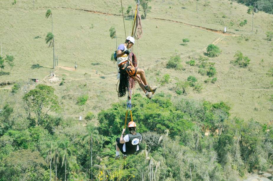 Turista brinca na tirolesa em Socorro (SP)