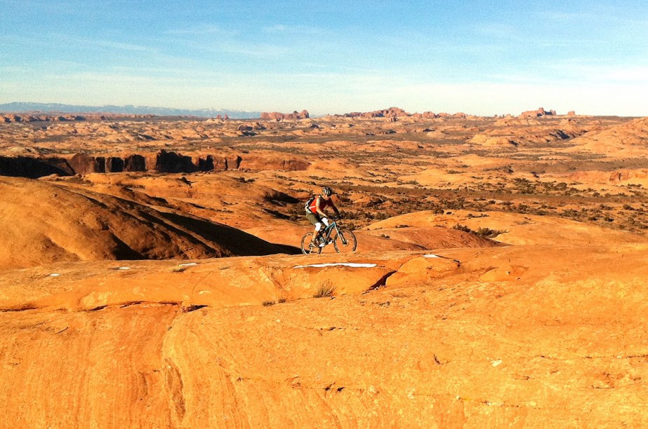 <strong>Utah, <a href="https://viajeaqui.abril.com.br/paises/estados-unidos" target="_blank" rel="noopener">Estados Unidos</a></strong> O Estado é considerado a Meca do mountain bike e possui diversas trilhas, com níveis de dificuldade diferentes. O <strong>Parque Estadual Dead Horse</strong> é um dos principais destinos para ciclistas interessados em explorar desfiladeiros e penhascos cor ocre com vista para o rio Colorado.