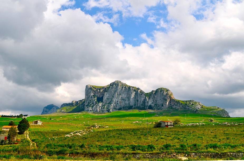 <strong>Sicilia, <a href="https://viajeaqui.abril.com.br/paises/italia" target="_blank" rel="noopener">Itália</a></strong> Ainda na Sicília, existe a opção de pedalar por cerca de quatro dias pela cidade Corleone, famosa no clássico filme "O Poderoso Chefão". São cerca de 330 quilômetros para conhecer os principais pontos nos arredores do município, que podem ser percorridos com ou sem guia. O clima mediterrâneo faz da Sicília amiga dos ciclistas durante o ano inteiro. Os turistas ainda podem fazer paradas para um mergulho no mar azul que cerca a ilha.