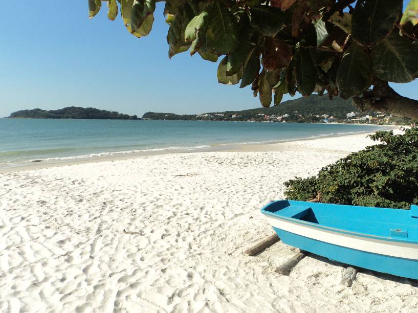 A Praia de Bombinhas é bastante procurada por famílias por causa do mar calmo e da boa estrutura