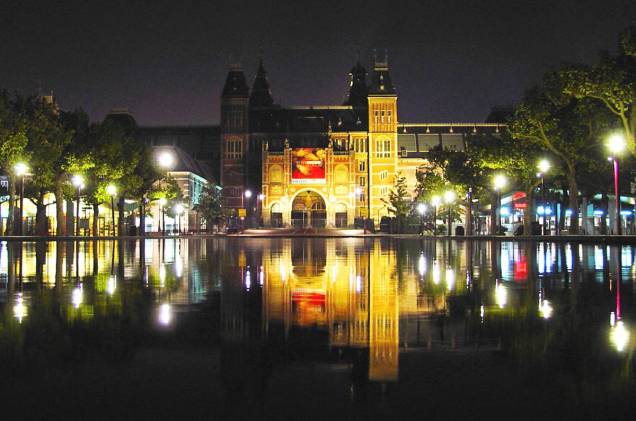 O <a href="https://viajeaqui.abril.com.br/estabelecimentos/holanda-amsterda-atracao-rijksmuseum" rel="Rijksmuseum" target="_blank">Rijksmuseum</a> à noite, em Amsterdã - um dos pontos mais icônicos da cidade O <a href="https://viajeaqui.abril.com.br/estabelecimentos/holanda-amsterda-atracao-rijksmuseum" rel="Rijksmuseum" target="_blank">Rijksmuseum</a> à noite, em Amsterdã - um dos pontos mais icônicos da cidade