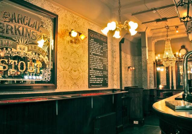<a href="https://www.queensheadpiccadilly.com/" rel="The Queen’s Head" target="_blank"><strong>The Queen’s Head</strong></a> Em plena Picadilly Circus, um pub que mistura turistas, executivos e gente que apenas faz um pitstop da loucura da região. Para acompanhar lagers, stouts e real ales, ótimos pratos clássicos de pub, como fish & chips e torta de haddock, que está mais para um ótimo escondidinho de peixe com catupiry. Quinzenalmente, às quartas, há espetáculos de comédia no andar superior. <em>15 Denman St., Piccadilly Circus</em> <a href="https://www.queensheadpiccadilly.com/" rel="The Queen’s Head" target="_blank"><strong>The Queen’s Head</strong></a> Em plena Picadilly Circus, um pub que mistura turistas, executivos e gente que apenas faz um pitstop da loucura da região. Para acompanhar lagers, stouts e real ales, ótimos pratos clássicos de pub, como fish & chips e torta de haddock, que está mais para um ótimo escondidinho de peixe com catupiry. Quinzenalmente, às quartas, há espetáculos de comédia no andar superior. <em>15 Denman St., Piccadilly Circus</em>