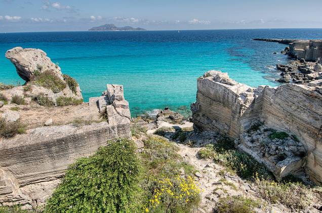 <strong>Cala Rossa</strong> A praia fica na ilha de Favignana, na costa ocidental da Sicília. É isolada e suas águas cristalinas são propícias para um banho de mar, parece uma piscina. A paisagem que rodeia o local é uma atração à parte: pedreiras de calcária que já não são mais utilizadas. Nessa praia, é comum estender as toalhas sobre as pedras para tomar sol. <em><a href="https://www.booking.com/searchresults.en-gb.html?aid=332455&lang=en-gb&sid=eedbe6de09e709d664615ac6f1b39a5d&sb=1&src=searchresults&src_elem=sb&error_url=https%3A%2F%2Fwww.booking.com%2Fsearchresults.en-gb.html%3Faid%3D332455%3Bsid%3Deedbe6de09e709d664615ac6f1b39a5d%3Bcity%3D-129637%3Bclass_interval%3D1%3Bdest_id%3D-130729%3Bdest_type%3Dcity%3Bdtdisc%3D0%3Bfrom_sf%3D1%3Bgroup_adults%3D2%3Bgroup_children%3D0%3Binac%3D0%3Bindex_postcard%3D0%3Blabel_click%3Dundef%3Bno_rooms%3D1%3Boffset%3D0%3Bpostcard%3D0%3Braw_dest_type%3Dcity%3Broom1%3DA%252CA%3Bsb_price_type%3Dtotal%3Bsearch_selected%3D1%3Bsrc%3Dsearchresults%3Bsrc_elem%3Dsb%3Bss%3DTeulada%252C%2520%25E2%2580%258BSardinia%252C%2520%25E2%2580%258BItaly%3Bss_all%3D0%3Bss_raw%3DTeuladano%3Bssb%3Dempty%3Bsshis%3D0%3Bssne_untouched%3DSestri%2520Levante%26%3B&ss=Favignana%2C+%E2%80%8BSicily%2C+%E2%80%8BItaly&ssne=Teulada&ssne_untouched=Teulada&city=-130729&checkin_monthday=&checkin_month=&checkin_year=&checkout_monthday=&checkout_month=&checkout_year=&no_rooms=1&group_adults=2&group_children=0&highlighted_hotels=&from_sf=1&ss_raw=Favignana&ac_position=0&ac_langcode=en&dest_id=-117329&dest_type=city&place_id_lat=37.93145&place_id_lon=12.32736&search_pageview_id=faf390bd76a200e4&search_selected=true&search_pageview_id=faf390bd76a200e4&ac_suggestion_list_length=5&ac_suggestion_theme_list_length=0" target="_blank" rel="noopener">Busque hospedagens em Favignana no Booking.com</a></em> <strong>Cala Rossa</strong> A praia fica na ilha de Favignana, na costa ocidental da Sicília. É isolada e suas águas cristalinas são propícias para um banho de mar, parece uma piscina. A paisagem que rodeia o local é uma atração à parte: pedreiras de calcária que já não são mais utilizadas. Nessa praia, é comum estender as toalhas sobre as pedras para tomar sol. <em><a href="https://www.booking.com/searchresults.en-gb.html?aid=332455&lang=en-gb&sid=eedbe6de09e709d664615ac6f1b39a5d&sb=1&src=searchresults&src_elem=sb&error_url=https%3A%2F%2Fwww.booking.com%2Fsearchresults.en-gb.html%3Faid%3D332455%3Bsid%3Deedbe6de09e709d664615ac6f1b39a5d%3Bcity%3D-129637%3Bclass_interval%3D1%3Bdest_id%3D-130729%3Bdest_type%3Dcity%3Bdtdisc%3D0%3Bfrom_sf%3D1%3Bgroup_adults%3D2%3Bgroup_children%3D0%3Binac%3D0%3Bindex_postcard%3D0%3Blabel_click%3Dundef%3Bno_rooms%3D1%3Boffset%3D0%3Bpostcard%3D0%3Braw_dest_type%3Dcity%3Broom1%3DA%252CA%3Bsb_price_type%3Dtotal%3Bsearch_selected%3D1%3Bsrc%3Dsearchresults%3Bsrc_elem%3Dsb%3Bss%3DTeulada%252C%2520%25E2%2580%258BSardinia%252C%2520%25E2%2580%258BItaly%3Bss_all%3D0%3Bss_raw%3DTeuladano%3Bssb%3Dempty%3Bsshis%3D0%3Bssne_untouched%3DSestri%2520Levante%26%3B&ss=Favignana%2C+%E2%80%8BSicily%2C+%E2%80%8BItaly&ssne=Teulada&ssne_untouched=Teulada&city=-130729&checkin_monthday=&checkin_month=&checkin_year=&checkout_monthday=&checkout_month=&checkout_year=&no_rooms=1&group_adults=2&group_children=0&highlighted_hotels=&from_sf=1&ss_raw=Favignana&ac_position=0&ac_langcode=en&dest_id=-117329&dest_type=city&place_id_lat=37.93145&place_id_lon=12.32736&search_pageview_id=faf390bd76a200e4&search_selected=true&search_pageview_id=faf390bd76a200e4&ac_suggestion_list_length=5&ac_suggestion_theme_list_length=0" target="_blank" rel="noopener">Busque hospedagens em Favignana no Booking.com</a></em>