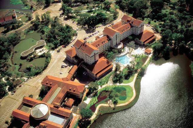 <strong>Tauá Grande Hotel Termas & Convention Araxá, em Araxá (MG)</strong> O prédio neoclássico - inaugurado por Getúlio Vargas em 1944 - conserva decoração da época. Além das piscinas, as águas terapêuticas das termas (abertas ao público) são bastante atrativas aos hóspedes. <a href="https://www.booking.com/hotel/br/taua-grande-e-termas-de-araxa.pt-br.html?aid=332455&label=viagemabril-hoteisfamilia" target="_blank" rel="noopener">Reserve sua estadia em Tauá Grande Hotel termas & Convention Araxá </a> <strong>Tauá Grande Hotel Termas & Convention Araxá, em Araxá (MG)</strong> O prédio neoclássico - inaugurado por Getúlio Vargas em 1944 - conserva decoração da época. Além das piscinas, as águas terapêuticas das termas (abertas ao público) são bastante atrativas aos hóspedes. <a href="https://www.booking.com/hotel/br/taua-grande-e-termas-de-araxa.pt-br.html?aid=332455&label=viagemabril-hoteisfamilia" target="_blank" rel="noopener">Reserve sua estadia em Tauá Grande Hotel termas & Convention Araxá </a>