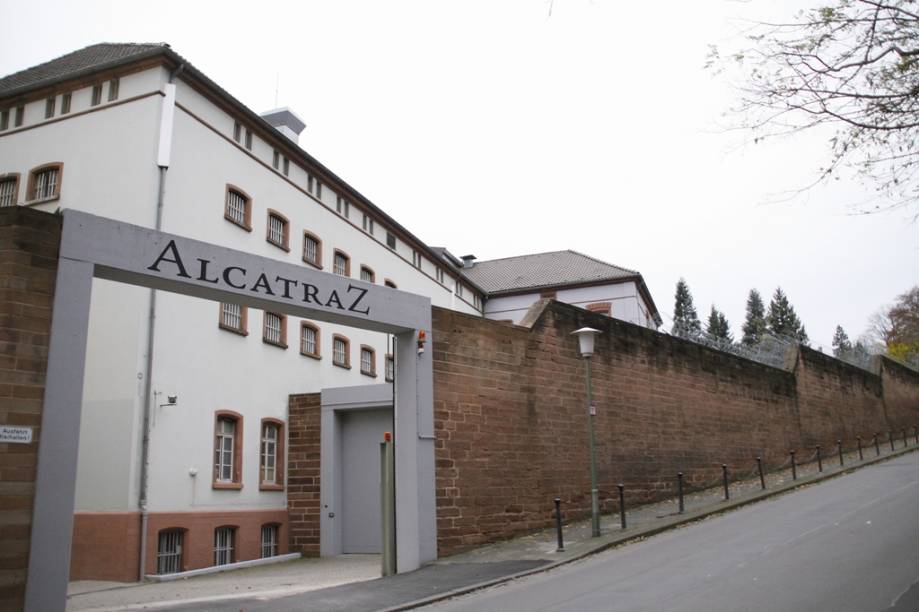 O Alcatraz Hotel era uma centenária prisão até ser desativada e transformada em um curioso hotel. Os muros altos, arame farpado e janela com grandes ainda estão lá, junto ao simpático Jardim Japonês