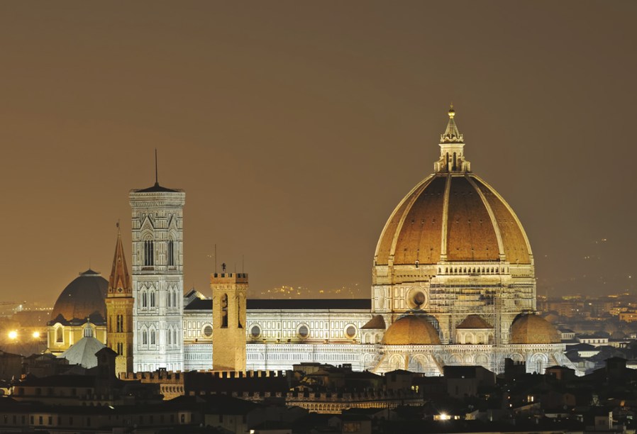 A <a href="https://www.museumflorence.com/monuments/1-cathedral" target="_blank" rel="noopener"><strong>Catedral de Florença</strong></a> começou a ser construída em 1296. A imponente cúpula, projetada por Filippo Brunelleschi, é um dos símbolos da cidade