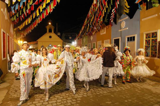 Cerca de 300 quadrilhas se apresentam todo ano na tradicional festa junina de Campina Grande Cerca de 300 quadrilhas se apresentam todo ano na tradicional festa junina de Campina Grande