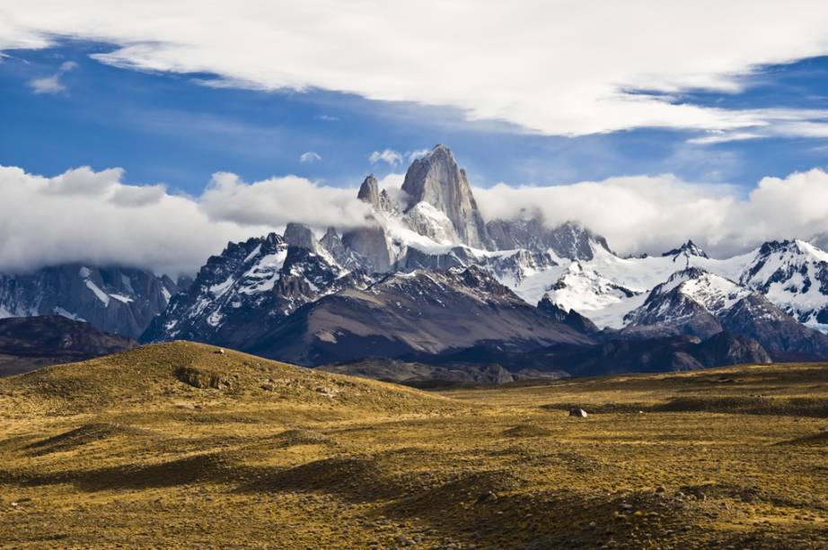 Como as nuvens ficam permanentemente no cume do Monte Fitz Roy, os índios tehuelches o chamavam de Chaltén, que em sua língua significa montanha fumadora Como as nuvens ficam permanentemente no cume do Monte Fitz Roy, os índios tehuelches o chamavam de Chaltén, que em sua língua significa montanha fumadora