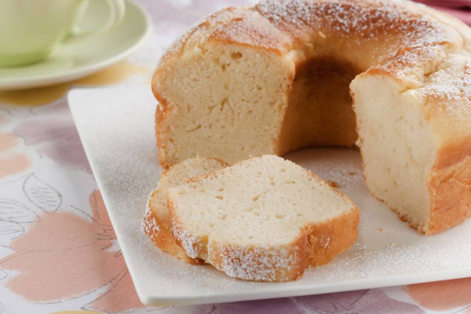 O <strong>bolo de arroz</strong>, famoso no <a href="https://viajeaqui.abril.com.br/estados/br-mato-grosso" rel="Mato Grosso" target="_self">Mato Grosso</a>, principalmente em <a href="https://viajeaqui.abril.com.br/cidades/br-mt-cuiaba" rel="Cuiabá" target="_self">Cuiabá</a>, geralmente é servido para acompanhar chá ou café. Arroz, mandioca, coco ralado e açúcar são os ingredientes principais da massa O <strong>bolo de arroz</strong>, famoso no <a href="https://viajeaqui.abril.com.br/estados/br-mato-grosso" rel="Mato Grosso" target="_self">Mato Grosso</a>, principalmente em <a href="https://viajeaqui.abril.com.br/cidades/br-mt-cuiaba" rel="Cuiabá" target="_self">Cuiabá</a>, geralmente é servido para acompanhar chá ou café. Arroz, mandioca, coco ralado e açúcar são os ingredientes principais da massa