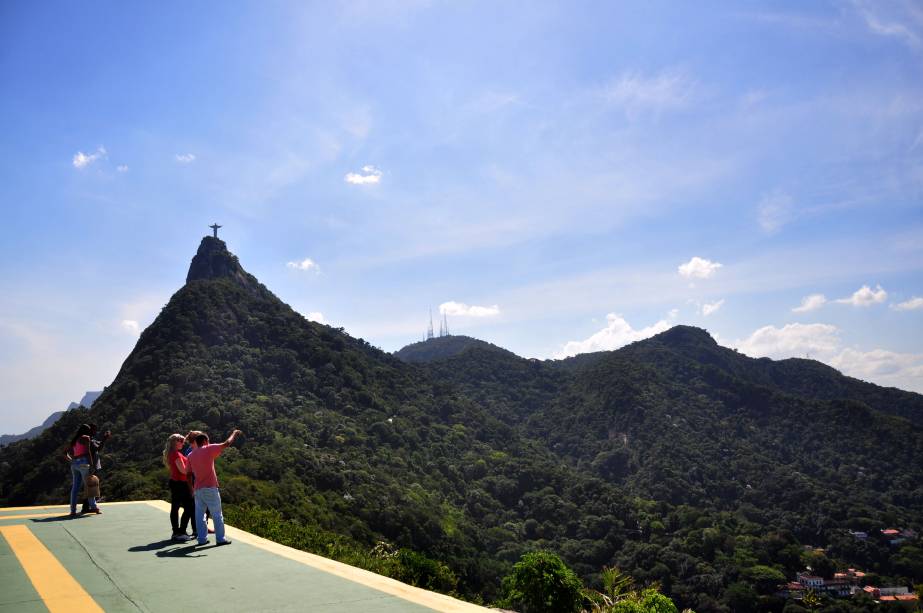 Na estrada do Mirante Dona Marta, um dos lugares mais visitados no Rio de Janeiro, é possível ter uma vista quase total da cidade Na estrada do Mirante Dona Marta, um dos lugares mais visitados no Rio de Janeiro, é possível ter uma vista quase total da cidade
