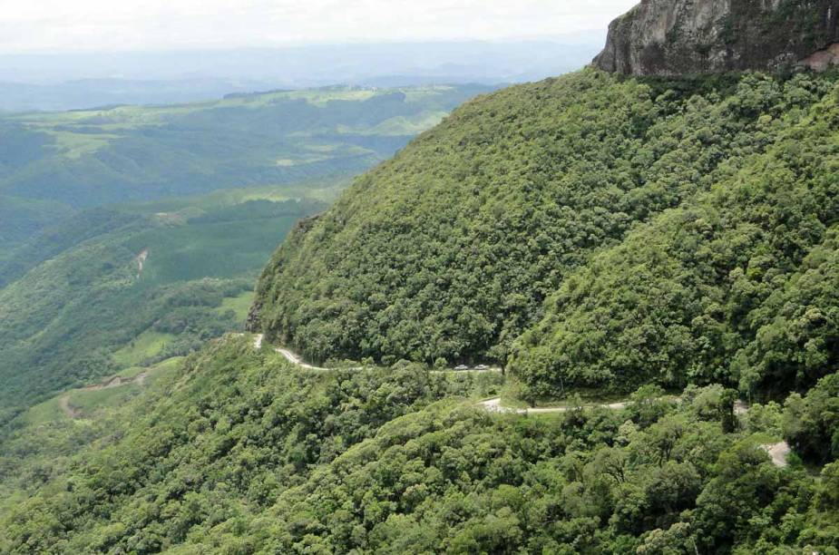 É um dos destinos mais frios do país, com histórico de neve no inverno. Paisagens como a Serra do Corvo Branco (foto) e o Morro da Igreja fazem da cidade um bom lugar para ecoturismo. <a href="https://www.booking.com/searchresults.pt-br.html?aid=332455&lang=pt-br&sid=eedbe6de09e709d664615ac6f1b39a5d&sb=1&src=searchresults&src_elem=sb&error_url=https%3A%2F%2Fwww.booking.com%2Fsearchresults.pt-br.html%3Faid%3D332455%3Bsid%3Deedbe6de09e709d664615ac6f1b39a5d%3Bcity%3D-643720%3Bclass_interval%3D1%3Bdest_id%3D174533%3Bdest_type%3Dcity%3Bdtdisc%3D0%3Bfrom_sf%3D1%3Bgroup_adults%3D2%3Bgroup_children%3D0%3Binac%3D0%3Bindex_postcard%3D0%3Blabel_click%3Dundef%3Bno_rooms%3D1%3Boffset%3D0%3Bpostcard%3D0%3Braw_dest_type%3Dcity%3Broom1%3DA%252CA%3Bsb_price_type%3Dtotal%3Bsearch_selected%3D1%3Bsrc%3Dsearchresults%3Bsrc_elem%3Dsb%3Bss%3DIlha%2520do%2520Mel%252C%2520%25E2%2580%258BParan%25C3%25A1%252C%2520%25E2%2580%258BBrasil%3Bss_all%3D0%3Bss_raw%3DIlha%2520do%2520Mel%3Bssb%3Dempty%3Bsshis%3D0%3Bssne_untouched%3DFoz%2520do%2520Igua%25C3%25A7u%26%3B&ss=Urubici%2C+%E2%80%8BSanta+Catarina%2C+%E2%80%8BBrasil&ssne=Ilha+do+Mel&ssne_untouched=Ilha+do+Mel&city=174533&checkin_monthday=&checkin_month=&checkin_year=&checkout_monthday=&checkout_month=&checkout_year=&no_rooms=1&group_adults=2&group_children=0&highlighted_hotels=&from_sf=1&ss_raw=Urubici+&ac_position=0&ac_langcode=xb&dest_id=-677760&dest_type=city&search_pageview_id=d34973b0c39501b2&search_selected=true&search_pageview_id=d34973b0c39501b2&ac_suggestion_list_length=5&ac_suggestion_theme_list_length=0" target="_blank" rel="noopener"><em>Busque hospedagens em Urubici</em></a>