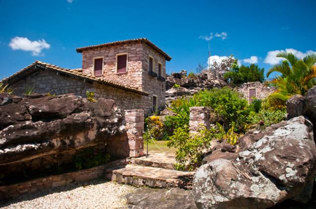 <strong>Vila de <a href="https://viajeaqui.abril.com.br/cidades/br-ba-igatu" rel="Igatu" target="_blank">Igatu</a>, <a href="https://viajeaqui.abril.com.br/estados/br-bahia" rel="Bahia" target="_blank">Bahia</a></strong> A vila de Igatu faz parte do circuito de turismo da <a href="https://viajeaqui.abril.com.br/cidades/br-ba-chapada-diamantina" rel="Chapada Diamantina" target="_blank">Chapada Diamantina</a> e possui várias atrações naturais, como trilhas e mirantes. No entanto, seu casario histórico e de pedra, que lhe conferiram o apelido de “<a href="https://viajeaqui.abril.com.br/cidades/peru-machu-picchu" rel="Machu Picchu" target="_blank">Machu Picchu</a> da Bahia”, é o que mais atrai a atenção dos curiosos. Anteriormente chamada de Xique-Xique, a região possuía uma economia bem movimentada no século 19 graças à exploração de diamantes. Com o declínio da produção, muitas pessoas ficaram sem esperança e resolveram abandonar suas casas, deixando pra trás construções que se tornariam ruínas. Muitos garimpeiros, em completo estado de desespero, também destruíram ruas inteiras na esperança de encontrar resquícios de diamantes no local <strong>Vila de <a href="https://viajeaqui.abril.com.br/cidades/br-ba-igatu" rel="Igatu" target="_blank">Igatu</a>, <a href="https://viajeaqui.abril.com.br/estados/br-bahia" rel="Bahia" target="_blank">Bahia</a></strong> A vila de Igatu faz parte do circuito de turismo da <a href="https://viajeaqui.abril.com.br/cidades/br-ba-chapada-diamantina" rel="Chapada Diamantina" target="_blank">Chapada Diamantina</a> e possui várias atrações naturais, como trilhas e mirantes. No entanto, seu casario histórico e de pedra, que lhe conferiram o apelido de “<a href="https://viajeaqui.abril.com.br/cidades/peru-machu-picchu" rel="Machu Picchu" target="_blank">Machu Picchu</a> da Bahia”, é o que mais atrai a atenção dos curiosos. Anteriormente chamada de Xique-Xique, a região possuía uma economia bem movimentada no século 19 graças à exploração de diamantes. Com o declínio da produção, muitas pessoas ficaram sem esperança e resolveram abandonar suas casas, deixando pra trás construções que se tornariam ruínas. Muitos garimpeiros, em completo estado de desespero, também destruíram ruas inteiras na esperança de encontrar resquícios de diamantes no local