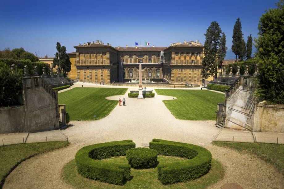 O <a href="https://www.uffizi.it/en/pitti-palace" target="_blank" rel="noopener"><strong>Palazzo Pitti</strong></a> foi projetado por Filippo Brunelleschi para ser a moradia da família Pitti, uma dinastia de banqueiros arquirrivais dos Médici O <a href="https://www.uffizi.it/en/pitti-palace" target="_blank" rel="noopener"><strong>Palazzo Pitti</strong></a> foi projetado por Filippo Brunelleschi para ser a moradia da família Pitti, uma dinastia de banqueiros arquirrivais dos Médici