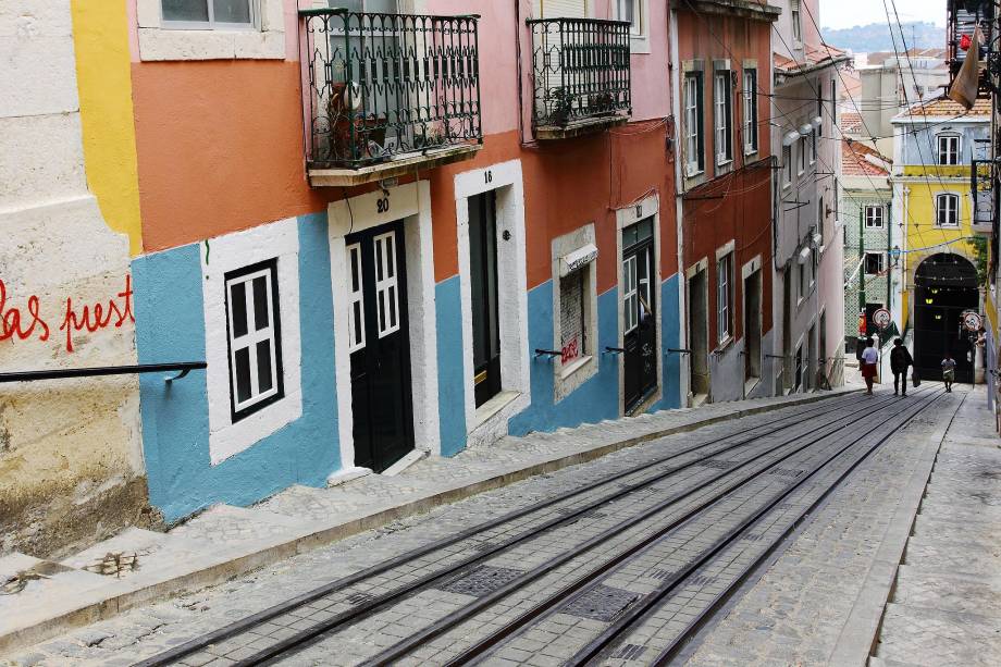 <strong>6. <a href="https://viajeaqui.abril.com.br/cidades/portugal-lisboa" rel="LISBOA" target="_blank">LISBOA</a></strong>                    À primeira vista, Lisboa parece uma cidade careta e tradicional. Com sua paisagem recheada de igrejas, antigos mosteiros, castelos e casarões antigos, a capital portuguesa, porém, esconde uma faceta jovem e boemia que está entre as mais animadas da Europa.