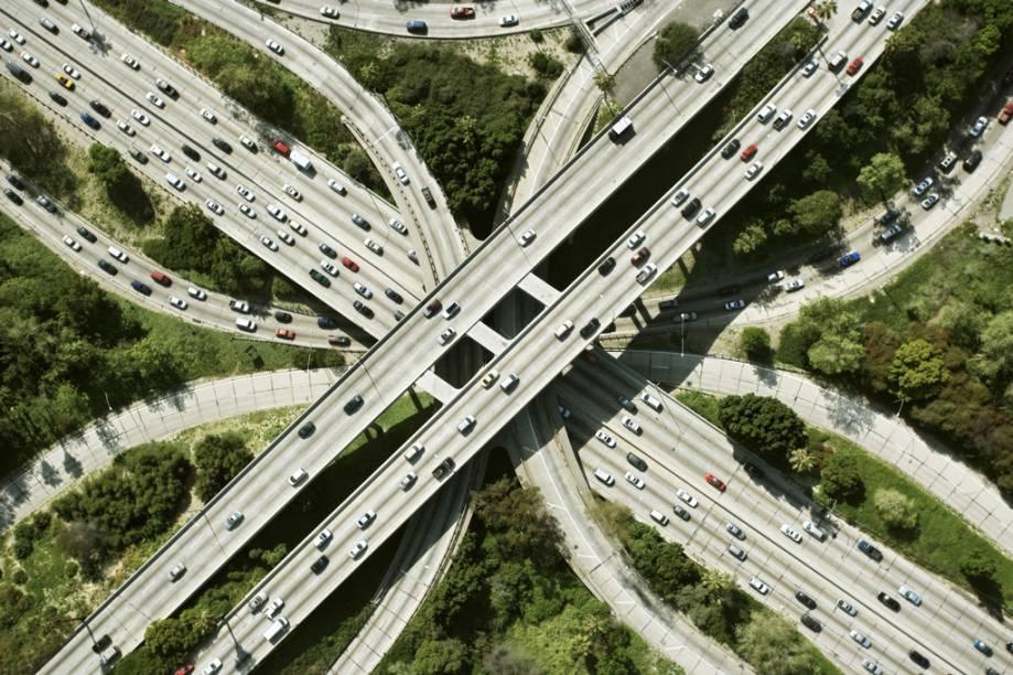 Vista aérea das freeways de Los Angeles. A cidade tem mais de quinze milhões de habitantes e distritos extremamente diversos, que vão de bairros com influência mexicana a mansões gigantescas à beira do mar