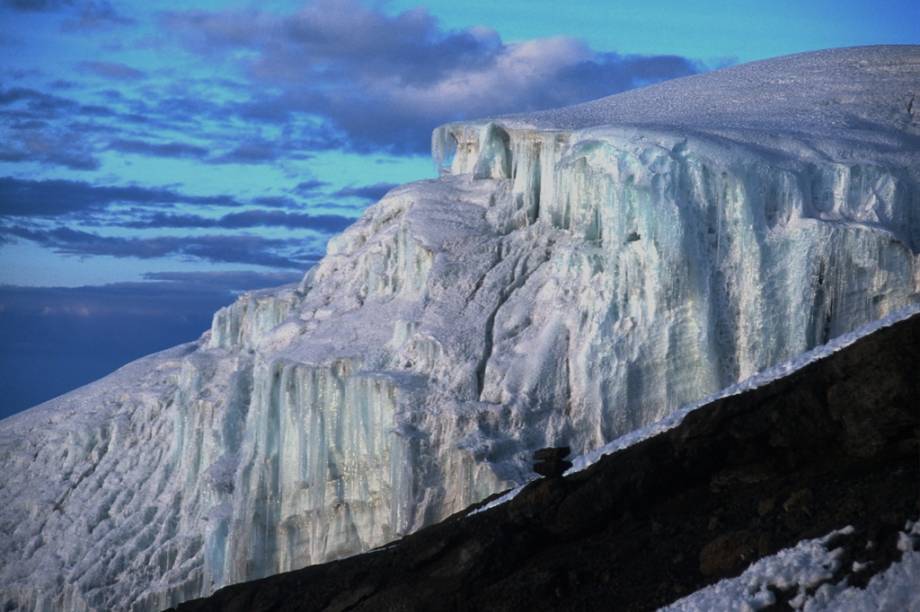 Todo ano mais de 30 mil turistas sobem o monte Kilimanjaro em uma longa caminhada que, dependendo da rota, pode levar dias.