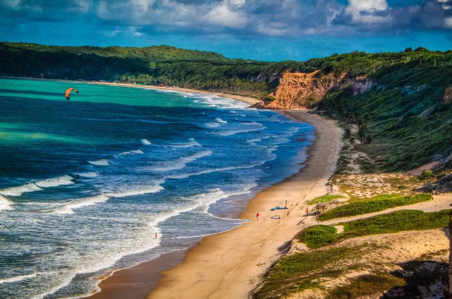 Turistas do mundo inteiro são atraídos pelas águas azuis-esverdeadas das praias da região, sempre povoadas por golfinhos. A atmosfera hippie-chique também dá o tom ao local. <em><a href="https://www.booking.com/searchresults.pt-br.html?aid=332455&lang=pt-br&sid=eedbe6de09e709d664615ac6f1b39a5d&sb=1&src=searchresults&src_elem=sb&error_url=https%3A%2F%2Fwww.booking.com%2Fsearchresults.pt-br.html%3Faid%3D332455%3Bsid%3Deedbe6de09e709d664615ac6f1b39a5d%3Bclass_interval%3D1%3Bdest_id%3D1346%3Bdest_type%3Dregion%3Bdtdisc%3D0%3Bfrom_sf%3D1%3Bgroup_adults%3D2%3Bgroup_children%3D0%3Binac%3D0%3Bindex_postcard%3D0%3Blabel_click%3Dundef%3Bno_rooms%3D1%3Boffset%3D0%3Bpostcard%3D0%3Braw_dest_type%3Dregion%3Broom1%3DA%252CA%3Bsb_price_type%3Dtotal%3Bsearch_selected%3D1%3Bsrc%3Dsearchresults%3Bsrc_elem%3Dsb%3Bss%3DPiau%25C3%25AD%252C%2520%25E2%2580%258BBrasil%3Bss_all%3D0%3Bss_raw%3DPiau%25C3%25AD%3Bssb%3Dempty%3Bsshis%3D0%3Bssne_untouched%3DMaranh%25C3%25A3o%26%3B&ss=Rio+Grande+do+Norte+&ssne=Piau%C3%AD&ssne_untouched=Piau%C3%AD&region=1346&checkin_monthday=&checkin_month=&checkin_year=&checkout_monthday=&checkout_month=&checkout_year=&no_rooms=1&group_adults=2&group_children=0&highlighted_hotels=&from_sf=1" target="_blank" rel="noopener">Busque hospedagens no Rio Grande do Norte</a></em>