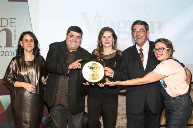 Quem venceu o prêmio de melhor destino de ecoturismo foi a cidade de Bonito (MS). A diretora de redação da Viagem e Turismo, Angélica Santa Cruz entregou o prêmio ao vice-prefeito Josmail Rodrigues, à secretária de Turismo, Indústria e Comércio, Juliane Ferreira Salvadori, e ao presidente da Fundação de Turismo do Estado do Mato Grosso do Sul, Nelson Cintra Quem venceu o prêmio de melhor destino de ecoturismo foi a cidade de Bonito (MS). A diretora de redação da Viagem e Turismo, Angélica Santa Cruz entregou o prêmio ao vice-prefeito Josmail Rodrigues, à secretária de Turismo, Indústria e Comércio, Juliane Ferreira Salvadori, e ao presidente da Fundação de Turismo do Estado do Mato Grosso do Sul, Nelson Cintra