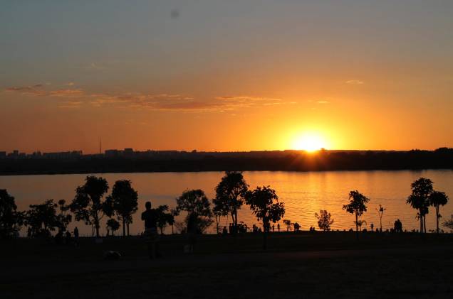 <a href="https://viajeaqui.abril.com.br/estados/br-distrito-federal" rel="Distrito Federal: "><strong>Distrito Federal:</strong> </a>Em Brasília, o Lago Paranoá é uma boa opção para curtir um início de noite. <a href="https://viajeaqui.abril.com.br/estados/br-distrito-federal" rel="Distrito Federal: "><strong>Distrito Federal:</strong> </a>Em Brasília, o Lago Paranoá é uma boa opção para curtir um início de noite.