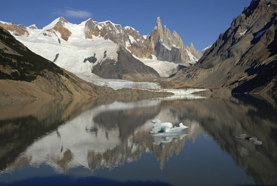Para chegar até os pés de Cerro Torre é preciso cruzar o rio com tirolesa, caminhar sobre o gelo e praticar escalada Para chegar até os pés de Cerro Torre é preciso cruzar o rio com tirolesa, caminhar sobre o gelo e praticar escalada