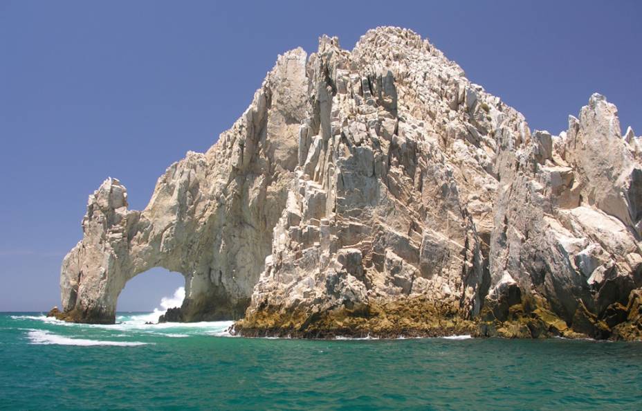 O Arco do Fim da Terra é uma formação rochosa esculpida pelo encontro do Oceano Pacífico com o Mar de Cortés