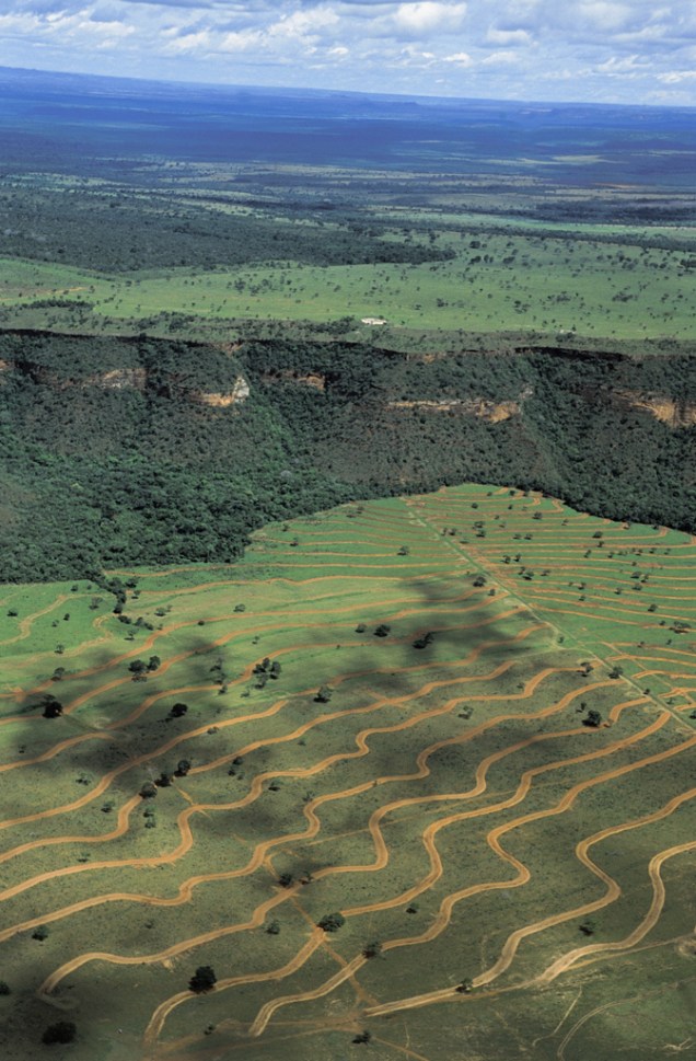 Vista aérea do Parque Nacional da Chapada dos Guimarães, rico em formações rochosas e cachoeiras