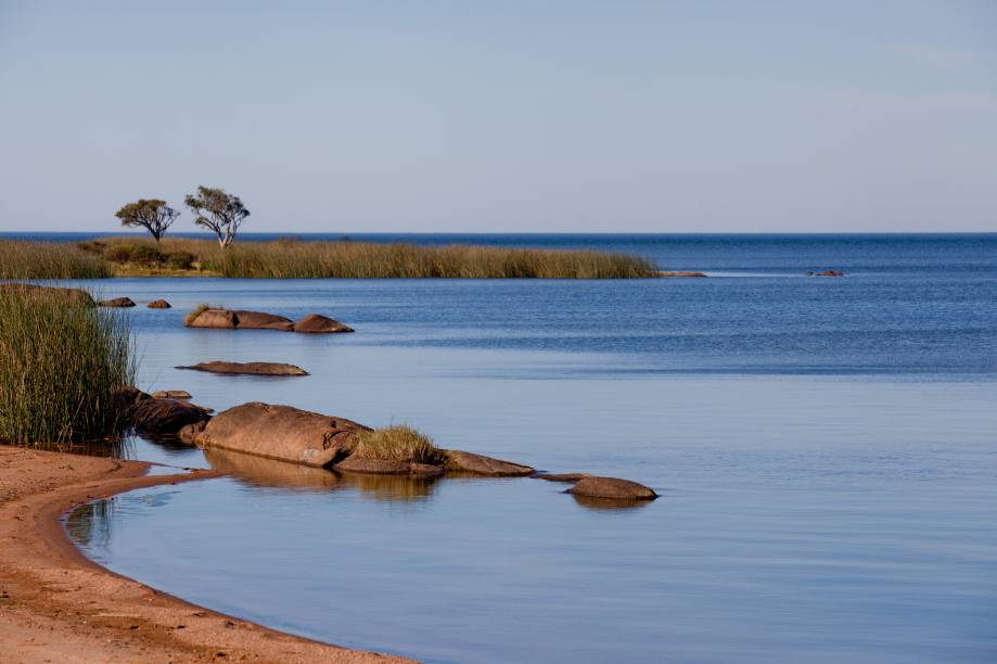 <strong>Lagoa dos Patos, <a href="https://viajeaqui.abril.com.br/cidades/br-rs-sao-lourenco-do-sul" rel="São Lourenço do Sul" target="_self">São Lourenço do Sul</a></strong>A lagoa forma uma praia de água doce e é dotada de uma paisagem linda, tranquila e receptiva. Ou seja: ideal para quem procura sossego – perfeito para famílias com crianças<a href="https://www.booking.com/city/br/sao-lourenco-do-sul.pt-br.html?aid=332455&label=viagemabril-praias-do-rio-grande-do-sul" rel="Veja preços de hotéis em São Lourenço do Sul no Booking.com" target="_blank"><em>Veja preços de hotéis em São Lourenço do Sul no Booking.com</em></a>