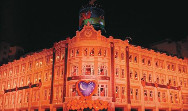 Em dezembro, o Palácio Avenida, prédio de 1929, é iluminado com quase 100 mil lâmpadas e recebe corais de crianças Em dezembro, o Palácio Avenida, prédio de 1929, é iluminado com quase 100 mil lâmpadas e recebe corais de crianças