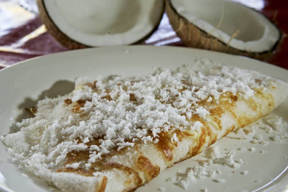 Muito popular nas cidades do Nordeste, a <strong>tapioca</strong> ganhou fama em todo o país. Aquecida em pequenas frigideiras redondas, de ferro ou alumínio, a massa feita com <strong>goma de mandioca</strong> umedecida e levemente temperada com sal ganha recheios variados. As versões de coco ralado, queijo-de-coalho ou apenas manteiga são as mais tradicionais. As <strong>tapioqueiras</strong>, com seus fogareiros, são encontradas, por exemplo, no <a href="https://viajeaqui.abril.com.br/estabelecimentos/br-ce-fortaleza-restaurante-centro-das-tapioqueiras" rel="Centro das Tapioqueiras" target="_self"><strong>Centro das Tapioqueiras</strong></a> (em <a href="https://viajeaqui.abril.com.br/cidades/br-ce-fortaleza" rel="Fortaleza" target="_self">Fortaleza</a>), no <a href="https://viajeaqui.abril.com.br/estabelecimentos/br-pe-olinda-restaurante-alto-da-se" rel="Alto da Sé" target="_self"><strong>Alto da Sé</strong></a> (em <a href="https://viajeaqui.abril.com.br/cidades/br-pe-olinda" rel="Olinda" target="_self">Olinda</a>), e na orla de <a href="https://viajeaqui.abril.com.br/cidades/br-al-maceio" rel="Maceió" target="_self">Maceió</a>, em <a href="https://viajeaqui.abril.com.br/estados/br-alagoas" rel="Alagoas" target="_self">Alagoas</a>