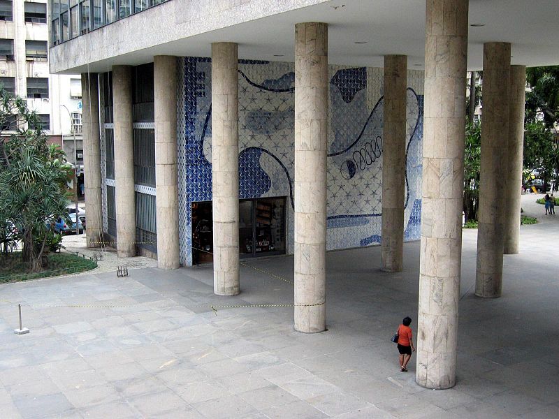 Edifício Gustavo Capamema, no Rio de Janeiro, projetado pelo arquiteto Oscar Niemeyer, foi sede do  Ministério da Educação e Saúde quando a cidade era a capital do Brasil