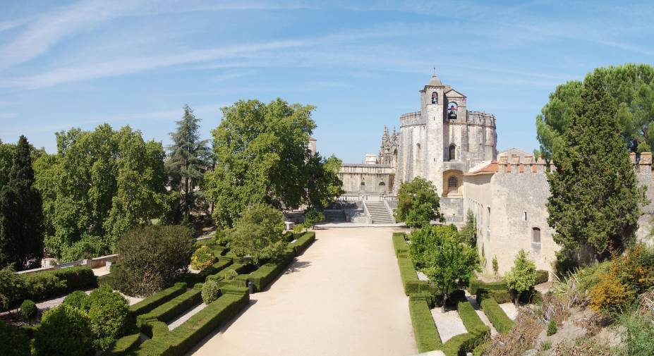 <strong><a href="https://viajeaqui.abril.com.br/estabelecimentos/portugal-tomar-atracao-convento-de-cristo" rel="Convento de Cristo" target="_blank">Convento de Cristo</a> – <a href="https://viajeaqui.abril.com.br/cidades/portugal-tomar" rel="Tomar " target="_blank">Tomar </a></strong>    Fundado em 1160, o mosteiro é detentor de importantes monumentos para arquitetura como a Charola, um dos raros exemplares de igrejas rotundas pelo mundo. Capelas, claustros e coros de estilos diferentes foram construídos com o passar dos anos