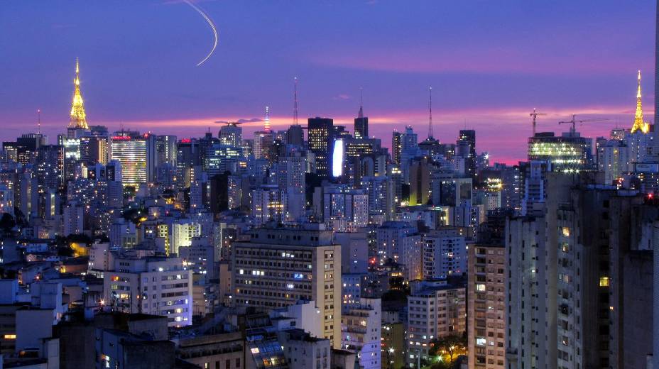 <strong>5. <a href="https://viajeaqui.abril.com.br/cidades/br-sp-sao-paulo" target="_blank" rel="noopener">SÃO PAULO</a></strong> A noite paulistana é famosa no mundo inteiro e, apesar de não ser muita barata, costuma agradar os turistas que passam pela maior metrópole do Brasil. São Paulo tem bairros boêmios para todos os tipos de gosto, onde é possível badalar durante toda a madrugada e conhecer muita gente bonita. As discotecas da Vila Olímpia, por exemplo, são para quem não está com o orçamento apertado e gosta ambiente chique que toca música eletrônica ou sertaneja.