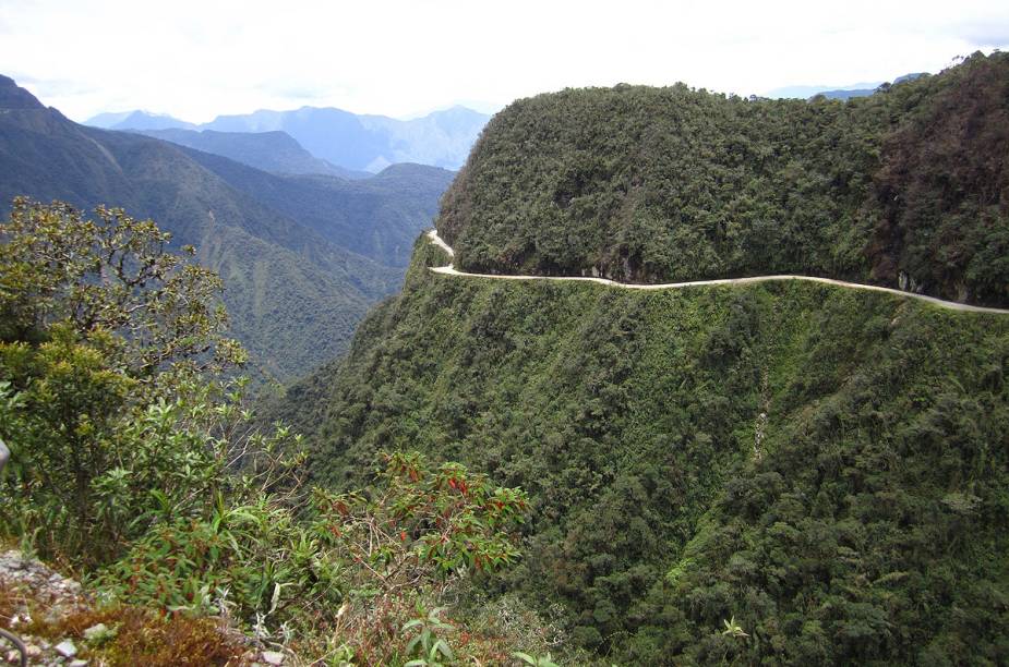 <strong>Camino Yungas, <a href="https://viajeaqui.abril.com.br/paises/bolivia" target="_blank" rel="noopener">Bolívia</a></strong> Nada de asfalto pelo caminho: o chão é de cascalho, o que em uma descida exige bastante equilíbrio e controle da bike. Chuvas, nevoeiros e as constantes quedas de barreiras potencializam os riscos. Mas todos os contras são compensados pela vista de tirar o fôlego: o cenário é composto pela Cordilheira dos Andes, fauna e flora locais. Sem dúvida, o passeio é inesquecível. Evite o período de chuvas, entre dezembro e março.