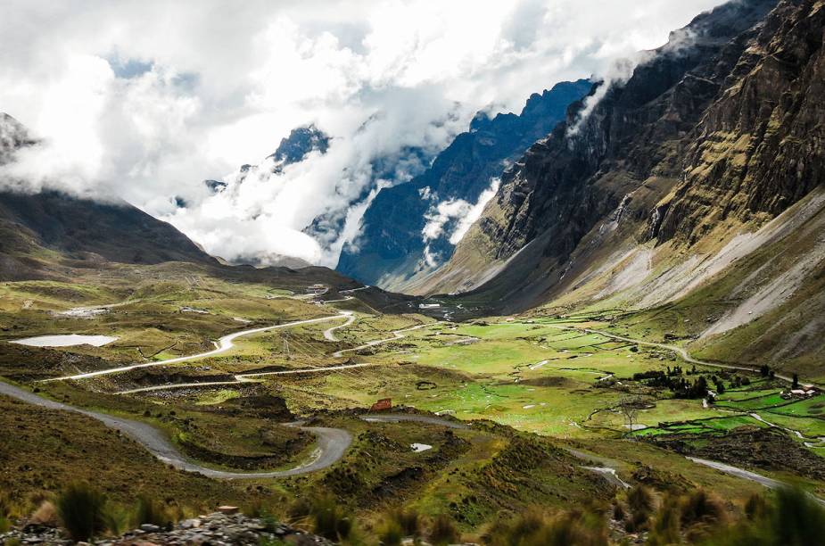 <strong>Camino Yungas, <a href="https://viajeaqui.abril.com.br/paises/bolivia" target="_blank" rel="noopener">Bolívia</a></strong> A opção é para quem gosta de adrenalina e aventura, já que a estrada superestreita, com aproximadamente 3 metros de largura, tem caminhos tortuosos, à beira de precipícios, com trechos a mais 3 mil metros de altitude. O Camino Yungas une a região de Yungas e <a href="https://viajeaqui.abril.com.br/cidades/bolivia-la-paz" target="_blank" rel="noopener">La Paz</a>, e é considerada a estrada mais perigosa do mundo, ou “rota da morte”. São registrados cerca de 200 óbitos por ano no trecho de cerca de 60 quilômetros de descida.