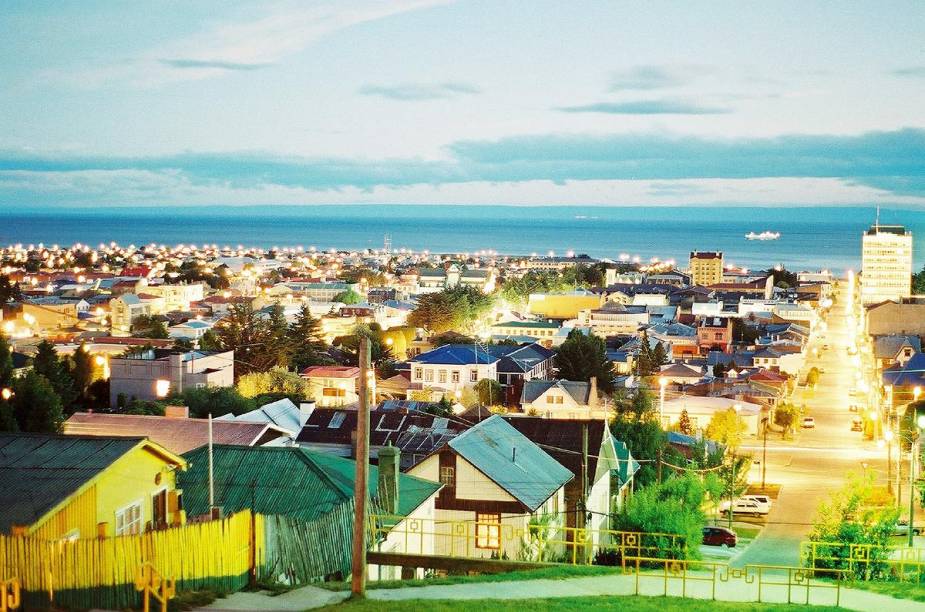 A cidade de Punta Arenas, a quatro horas de voo de Santiago, é porta de entrada para a Patagônia chilena; a foto foi feita em plena "escuridão" da meia noite A cidade de Punta Arenas, a quatro horas de voo de Santiago, é porta de entrada para a Patagônia chilena; a foto foi feita em plena "escuridão" da meia noite