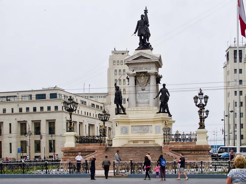 Monumento a los Héroes de Iquique, na Plaza Sotomayor, centro de Valparaíso, Chile; no Réveillon, é aqui que ocorrem grandes queimas de fogos de artifício Monumento a los Héroes de Iquique, na Plaza Sotomayor, centro de Valparaíso, Chile; no Réveillon, é aqui que ocorrem grandes queimas de fogos de artifício