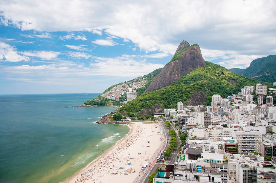 <a href="https://viajeaqui.abril.com.br/estabelecimentos/br-rj-rio-de-janeiro-atracao-praia-do-leblon" rel="Praia do Leblon " target="_blank"><strong>Praia do Leblon </strong></a> A praia fica localizada na mesma avenida da praia de Ipanema. Com sorte você encontra algum global estendido ao sol e comendo biscoito Globo. A ciclovia à beira-mar é disputada <a href="https://viajeaqui.abril.com.br/estabelecimentos/br-rj-rio-de-janeiro-atracao-praia-do-leblon" rel="Praia do Leblon " target="_blank"><strong>Praia do Leblon </strong></a> A praia fica localizada na mesma avenida da praia de Ipanema. Com sorte você encontra algum global estendido ao sol e comendo biscoito Globo. A ciclovia à beira-mar é disputada