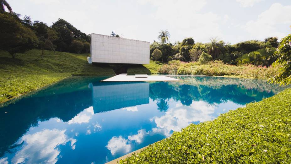 <strong>5. <a href="https://viajeaqui.abril.com.br/estabelecimentos/br-mg-brumadinho-atracao-instituto-inhotim" rel="Instituto Inhotim, em Brumadinho (MG)" target="_blank">Instituto Inhotim, em Brumadinho (MG)</a></strong>É o maior centro de arte ao ar livre da América Latina, com um rico acervo de arte contemporânea, na pequena cidade mineira de Brumadinho, a 60 km de Belo Horizonte. As instalações estão espalhadas em 786 hectares de terreno, que contém até uma reserva particular de Mata Atlântica.<strong>Grátis: às quartas (exceto feriados)</strong>Você economiza: R$ 40Endereço: Rua B, 20, Centro, Brumadinho (MG) <strong>5. <a href="https://viajeaqui.abril.com.br/estabelecimentos/br-mg-brumadinho-atracao-instituto-inhotim" rel="Instituto Inhotim, em Brumadinho (MG)" target="_blank">Instituto Inhotim, em Brumadinho (MG)</a></strong>É o maior centro de arte ao ar livre da América Latina, com um rico acervo de arte contemporânea, na pequena cidade mineira de Brumadinho, a 60 km de Belo Horizonte. As instalações estão espalhadas em 786 hectares de terreno, que contém até uma reserva particular de Mata Atlântica.<strong>Grátis: às quartas (exceto feriados)</strong>Você economiza: R$ 40Endereço: Rua B, 20, Centro, Brumadinho (MG)