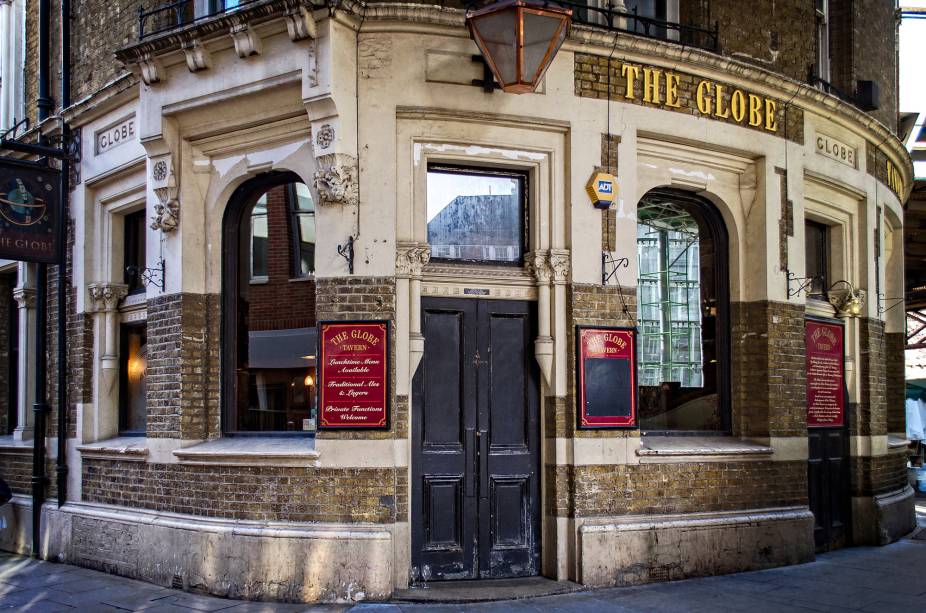 <strong>The Globe</strong>        Escondido em uma das travessas da região do Borough Market, que tem uma feira gastronômica nos fins de semana, o pub é certeiro para quem precisa se recobrar da dura tarefa de escolher legumes ou, pior, de fazer descer esôfago abaixo o kidney pie (torta e rim) servido nas barraquinhas do mercado. O pub The Globe tem ainda alvo para dardos, noites com DJs e notáveis real ales, como a premiada Deuchars. <em>8 Bedale St., Borough Market</em>