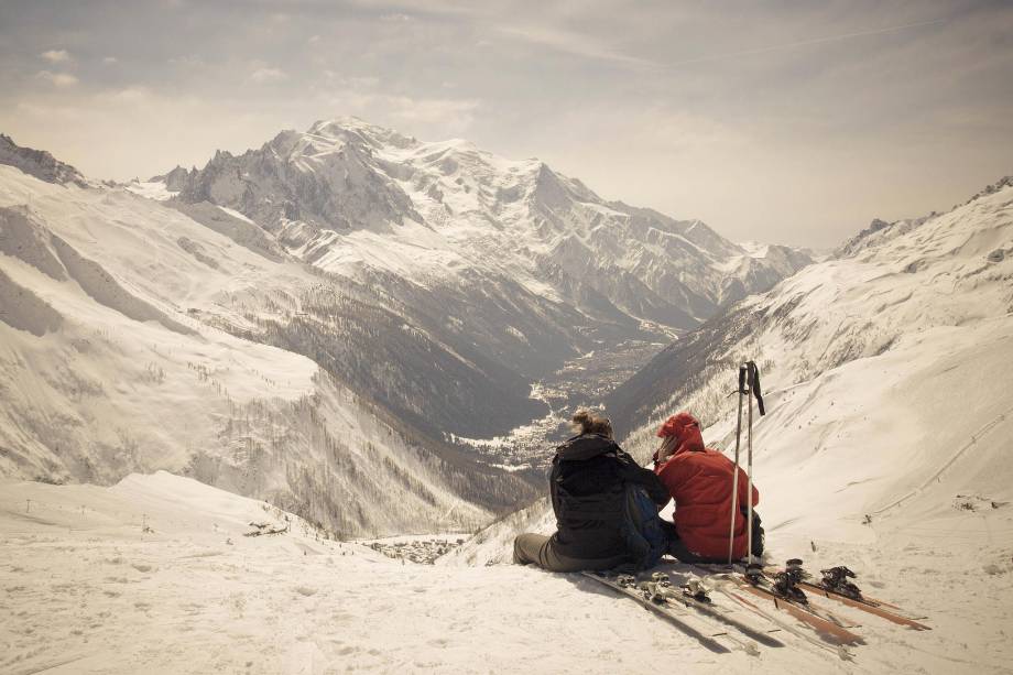 Pausa para um lanchinho no topo da montanha em <a href="https://viajeaqui.abril.com.br/materias/esqui-e-vida-selvagem-na-francesa-chamonix" rel="Chamonix" target="_blank">Chamonix</a>, nos <a href="https://viajeaqui.abril.com.br/cidades/franca-alpes-franceses" rel="Alpes Franceses" target="_blank">Alpes Franceses</a>; a cidade é o principal destino de inverno de esquiadores que viajam para a região