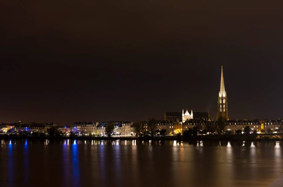 Syline de Bordeaux com a belíssima igreja Saint-Michel despontando