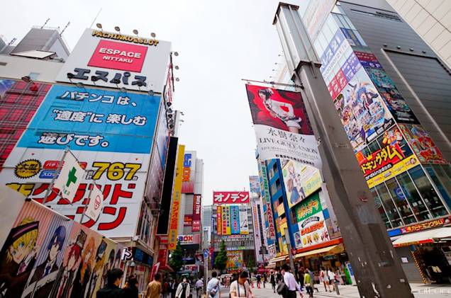 <strong>Akhibara</strong> Não é uma loja, nem museu. Trata-se de uma região de Tóquio onde estão os maiores centros comerciais de tecnologia do mundo (Yodobashi-Akiba fica lá). A região é conhecida pela infinidade de coisas úteis e inúteis em termos de tecnologias. Também é um ponto de referência para comprar souvenirs e mangás. Diz a lenda que existe um “mercado negro” em Akhibara, onde são comercializadas partes de robôs. <strong>Akhibara</strong> Não é uma loja, nem museu. Trata-se de uma região de Tóquio onde estão os maiores centros comerciais de tecnologia do mundo (Yodobashi-Akiba fica lá). A região é conhecida pela infinidade de coisas úteis e inúteis em termos de tecnologias. Também é um ponto de referência para comprar souvenirs e mangás. Diz a lenda que existe um “mercado negro” em Akhibara, onde são comercializadas partes de robôs.