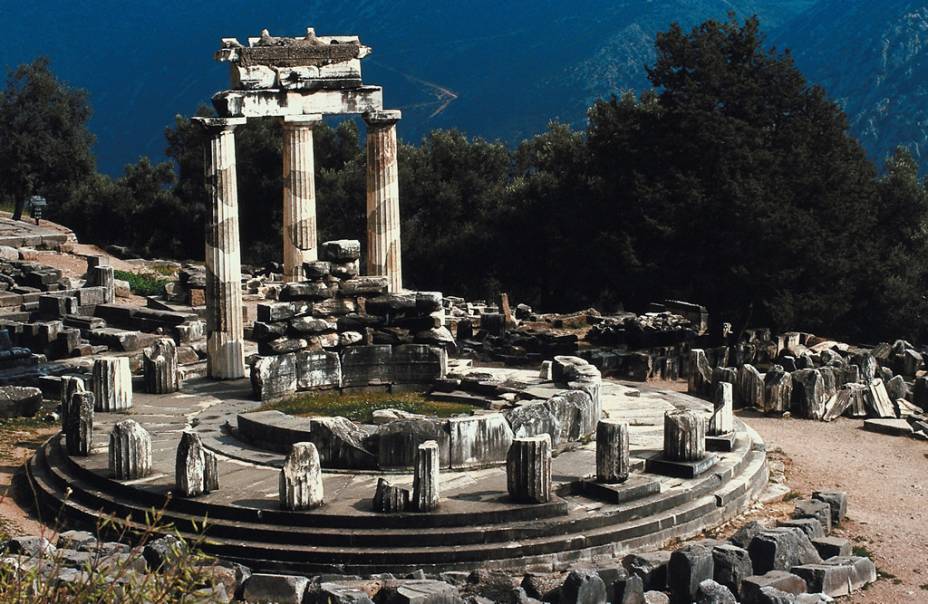 <strong>ILHAS E PELOPONESO</strong>Após as duas noites no President, com visita aos highlights históricos de <a href="https://viajeaqui.abril.com.br/cidades/grecia-atenas" rel="Atenas" target="_blank">Atenas</a> (Acrópole, Panatenaico, Ágora), o roteiro divide outras duas noites entre Olímpia e Delfos (foto), com passeios por sítios arqueológicos da Grécia Antiga. De volta para um pernoite em Atenas, a viagem segue com duas noites em <a href="https://viajeaqui.abril.com.br/cidades/grecia-mykonos" rel="Mykonos" target="_blank">Mykonos</a>, no <a href="https://www.hotelmanoulas.gr/" rel="Manoulas Resort" target="_blank">Manoulas Resort</a>, e duas em <a href="https://viajeaqui.abril.com.br/cidades/grecia-santorini" rel="Santorini" target="_blank">Santorini</a>, no <a href="https://www.santorinihotelorizontes.com/" rel="Orizontes" target="_blank">Orizontes</a>, com passeio de veleiro. Última noite na capital.<strong>QUANDO:</strong> em setembro<strong>QUEM LEVA:</strong> <a href="https://www.stellabarros.com.br/" rel="Stella Barros" target="_blank">Stella Barros</a><strong>QUANTO:</strong> € 1688 (sem aéreo) <strong>ILHAS E PELOPONESO</strong>Após as duas noites no President, com visita aos highlights históricos de <a href="https://viajeaqui.abril.com.br/cidades/grecia-atenas" rel="Atenas" target="_blank">Atenas</a> (Acrópole, Panatenaico, Ágora), o roteiro divide outras duas noites entre Olímpia e Delfos (foto), com passeios por sítios arqueológicos da Grécia Antiga. De volta para um pernoite em Atenas, a viagem segue com duas noites em <a href="https://viajeaqui.abril.com.br/cidades/grecia-mykonos" rel="Mykonos" target="_blank">Mykonos</a>, no <a href="https://www.hotelmanoulas.gr/" rel="Manoulas Resort" target="_blank">Manoulas Resort</a>, e duas em <a href="https://viajeaqui.abril.com.br/cidades/grecia-santorini" rel="Santorini" target="_blank">Santorini</a>, no <a href="https://www.santorinihotelorizontes.com/" rel="Orizontes" target="_blank">Orizontes</a>, com passeio de veleiro. Última noite na capital.<strong>QUANDO:</strong> em setembro<strong>QUEM LEVA:</strong> <a href="https://www.stellabarros.com.br/" rel="Stella Barros" target="_blank">Stella Barros</a><strong>QUANTO:</strong> € 1688 (sem aéreo)