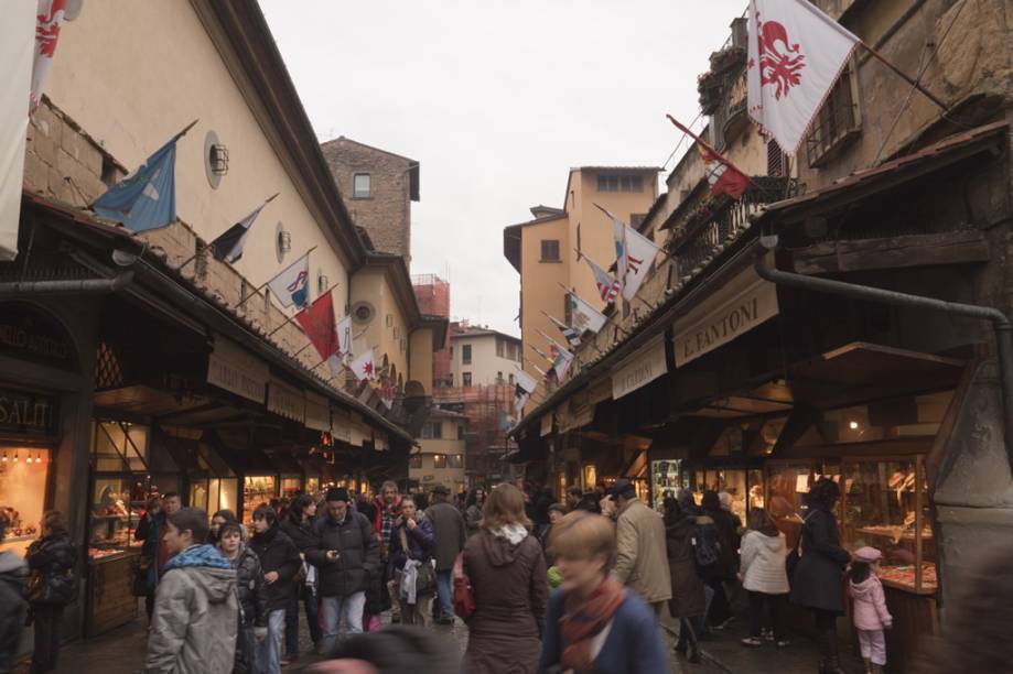 As lojas sobre a <strong>Ponte Vecchio</strong> são ocupadas, há séculos, por joalheiros e mercadores de arte As lojas sobre a <strong>Ponte Vecchio</strong> são ocupadas, há séculos, por joalheiros e mercadores de arte