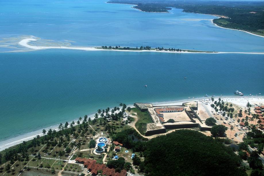 Vista do Forte Orange e, à frente, a ilhota Coroa do Avião, com águas cristalinas