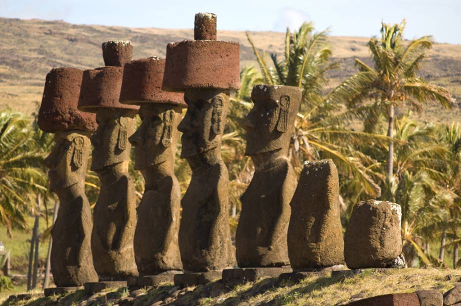 A <a href="https://viajeaqui.abril.com.br/cidades/chile-ilha-de-pascoa" rel="Ilha de Páscoa" target="_blank"><strong>Ilha de Páscoa</strong></a>, que pertence ao Chile, é cercada de águas cristalinas, bonitos corais e cardumes de peixes coloridos. Mas sua grande atração é a coleção de mais de 900 <strong>moais</strong>, como são chamadas as imensas estátuas de pedra vulcânica esculpidas séculos atrás pelo povo <strong>rapa nui</strong>. As obras chegam a pesar 80 toneladas e a medir 10 metros de altura A <a href="https://viajeaqui.abril.com.br/cidades/chile-ilha-de-pascoa" rel="Ilha de Páscoa" target="_blank"><strong>Ilha de Páscoa</strong></a>, que pertence ao Chile, é cercada de águas cristalinas, bonitos corais e cardumes de peixes coloridos. Mas sua grande atração é a coleção de mais de 900 <strong>moais</strong>, como são chamadas as imensas estátuas de pedra vulcânica esculpidas séculos atrás pelo povo <strong>rapa nui</strong>. As obras chegam a pesar 80 toneladas e a medir 10 metros de altura