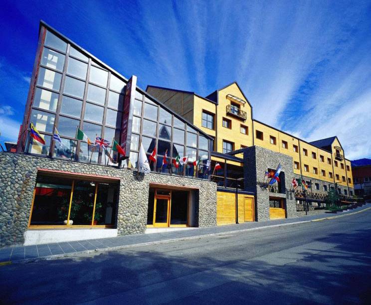 O hotel cinco estrelas Albatros fica de frente para o Canal de Beagle. Conta com spa e um dos restaurantes mais bonitos da cidade, o Gustino