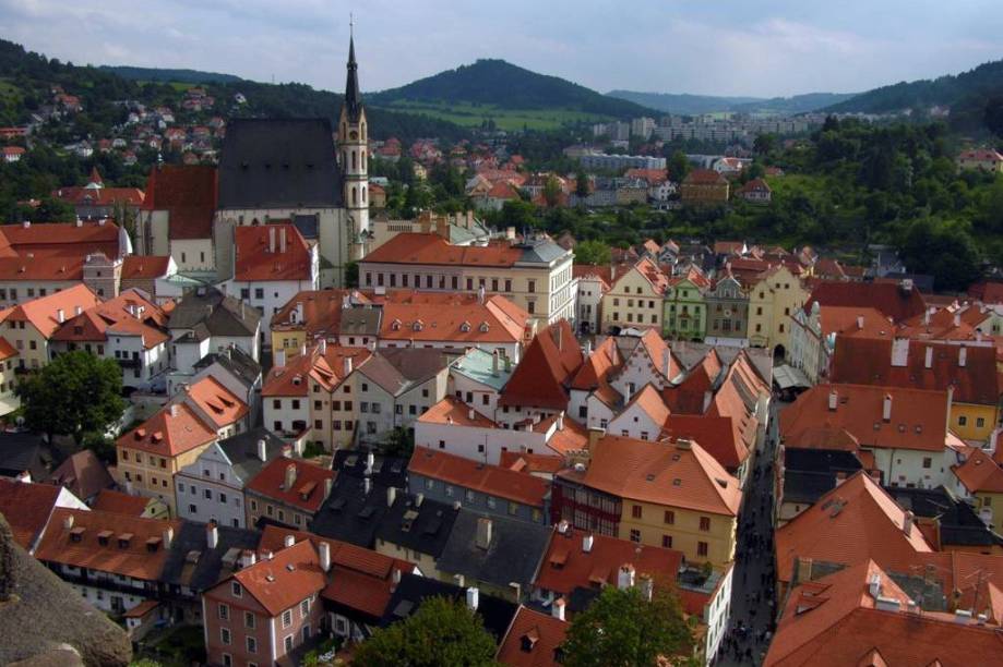 O casario muito bem preservado e o enorme castelo fazem de Cesky Krumlov uma atração que atrai hordas de turistas todo o verão