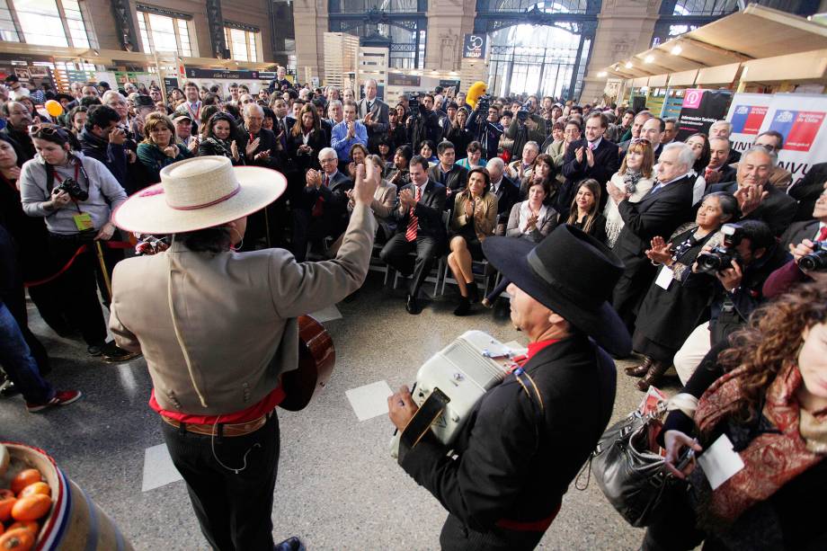 <strong>5. <a href="https://viajeaqui.abril.com.br/estabelecimentos/chile-santiago-atracao-estacion-mapocho" rel="Centro Cultural Estación Mapocho" target="_blank">Centro Cultural Estación Mapocho</a></strong>    Apresentações de poesia (lembre-se, você está na terra do Pablo Neruda), exposições de arte e números de dança também são realizados com frequência no Centro Cultural, que fica na Plaza de la Cultura, no Centro da capital chilena